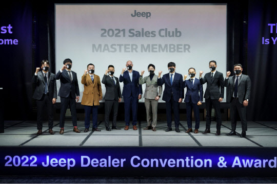 제이크 아우만(왼쪽 다섯번째) 스텔란티스코리아 사장을 비롯한 지프 딜러 어워드 수상자들이 기념사진을 찍고 있다. <스텔란티스코리아 제공>